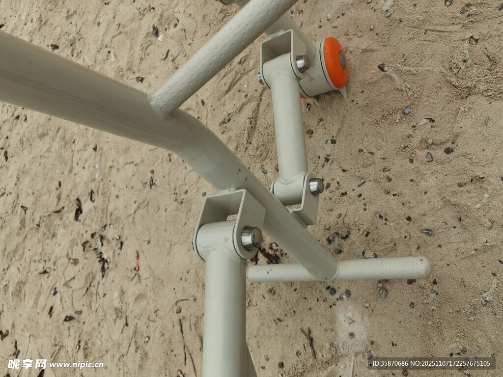 沙灘上的金屬支架部件