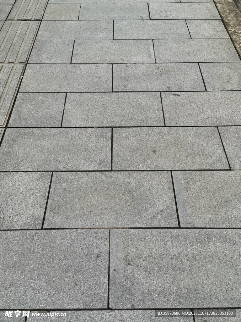 灰色石磚鋪就的平整路面