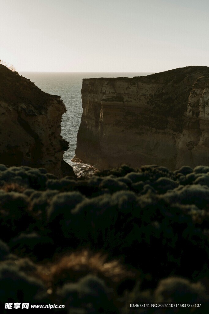 海岸邊的壯麗巖石景觀