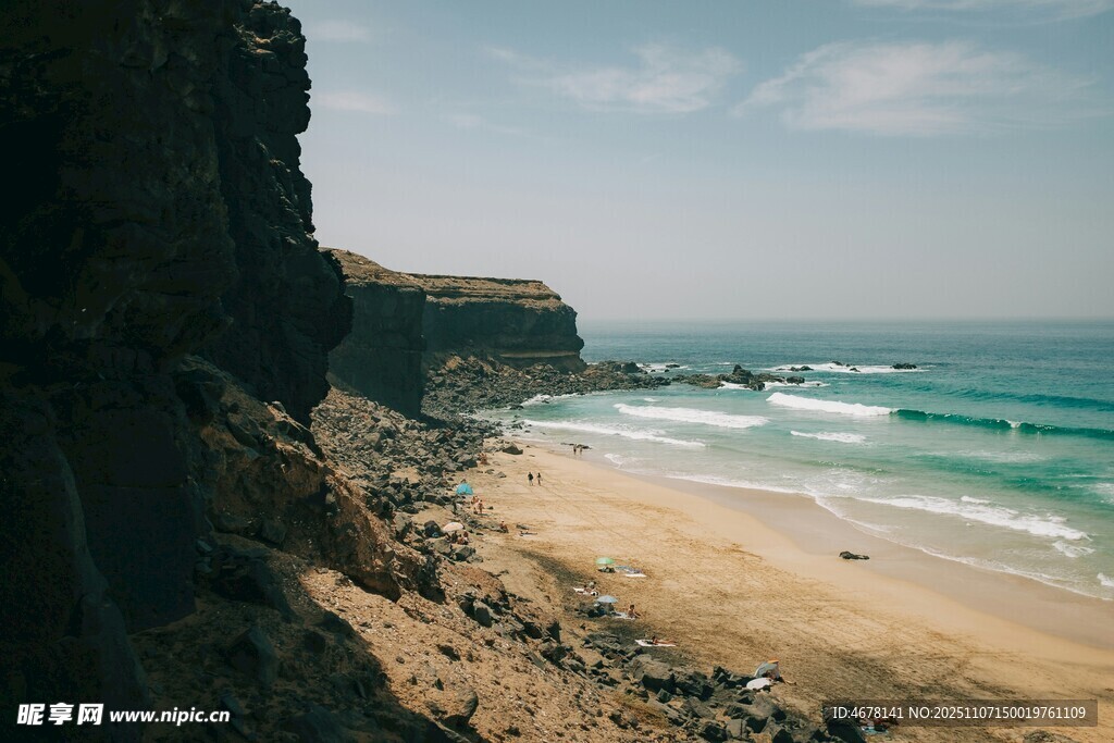 海邊懸崖下的美麗沙灘