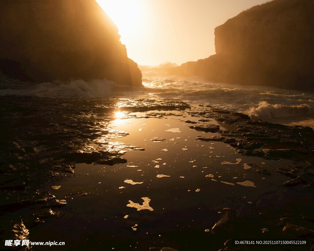 夕陽下的海邊礁石美景