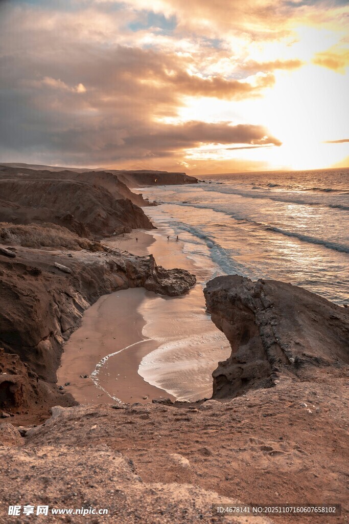 夕陽下的海岸獨特地貌景觀