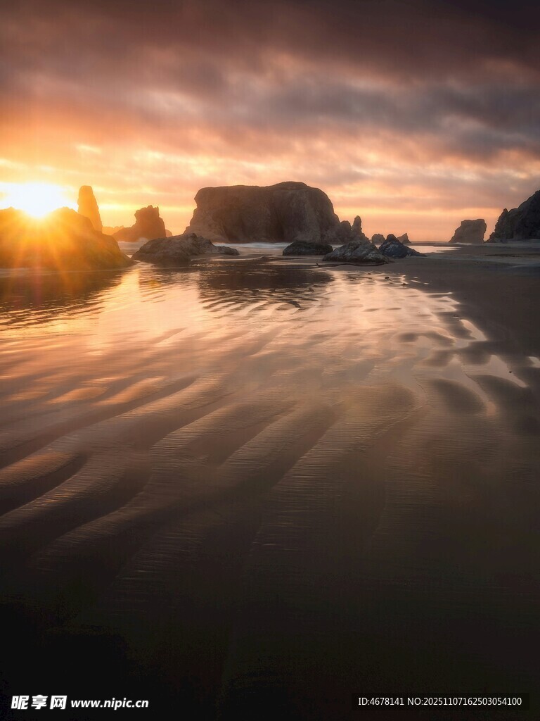 海邊日落時(shí)分的靜謐景象