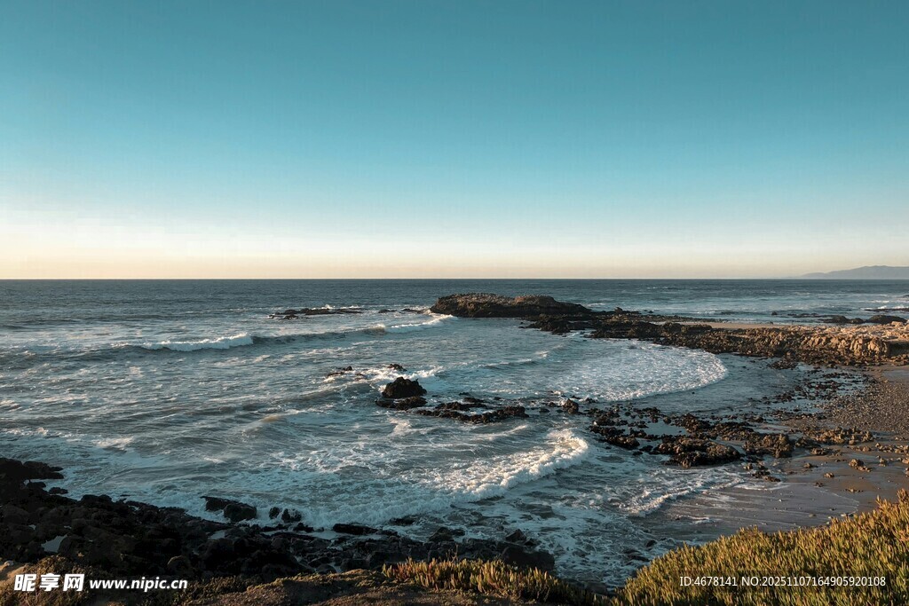 海邊浪花拍打礁石美景