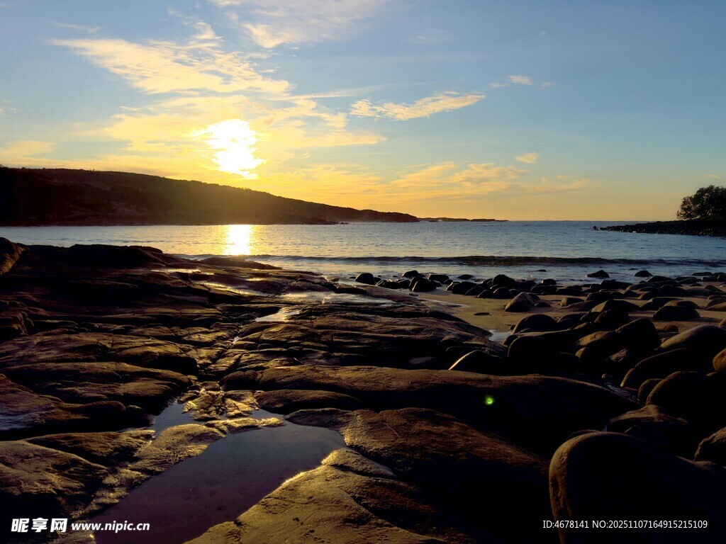 夕陽下的海邊礁石美景