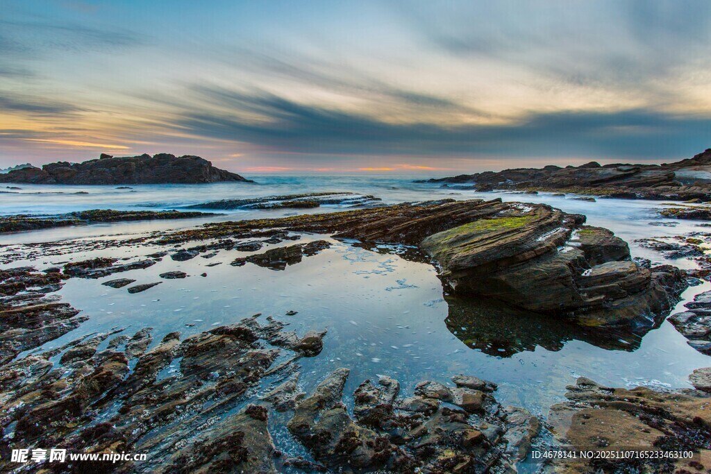 海邊迷人的巖石與靜謐水洼