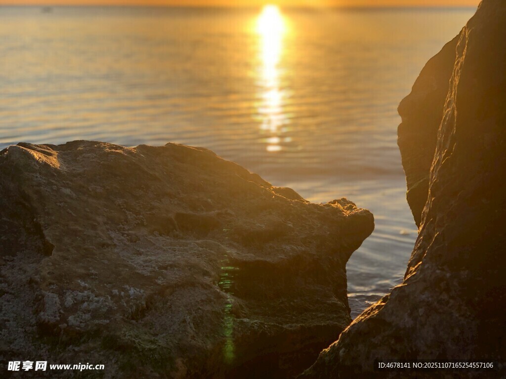 海邊日出映照礁石美景