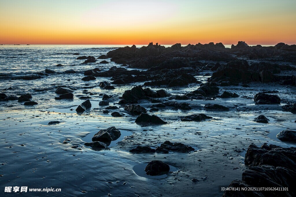 海邊日落時的礁石景觀