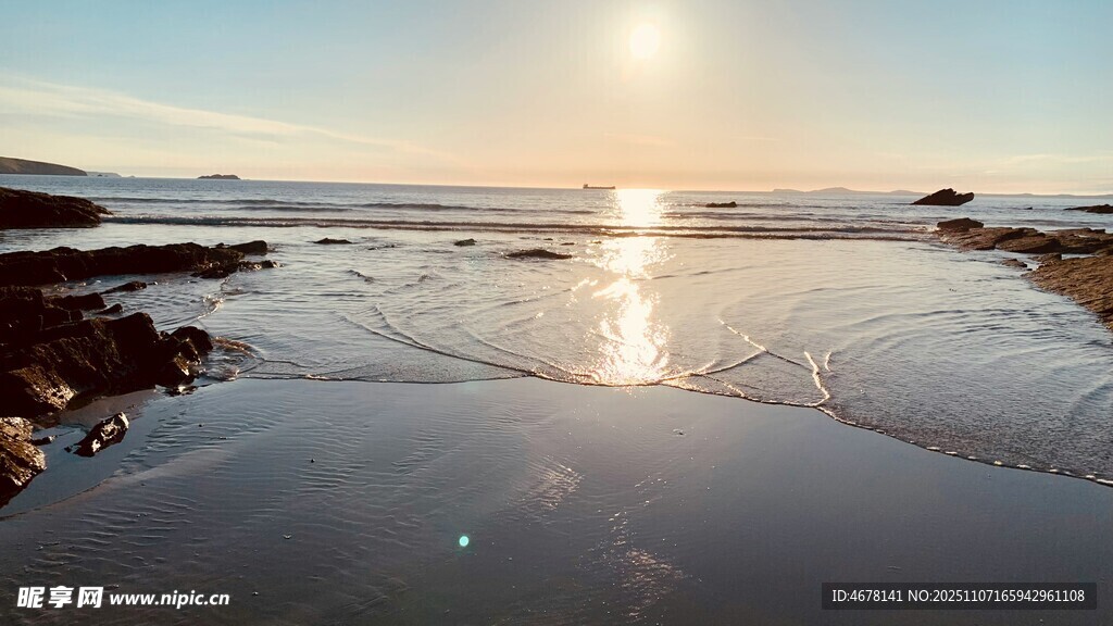 海邊日落時(shí)分的美麗景致
