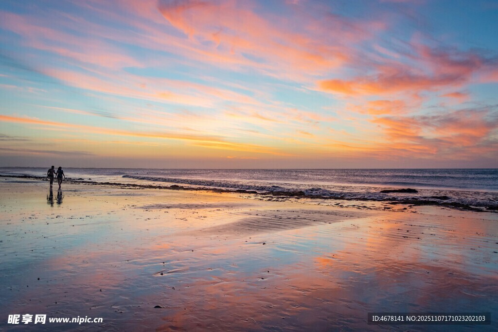 海邊日落美景二人漫步