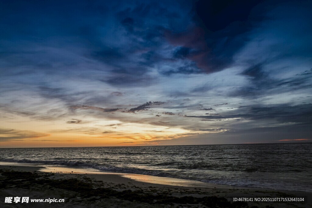 海邊日落時(shí)分的壯麗天空