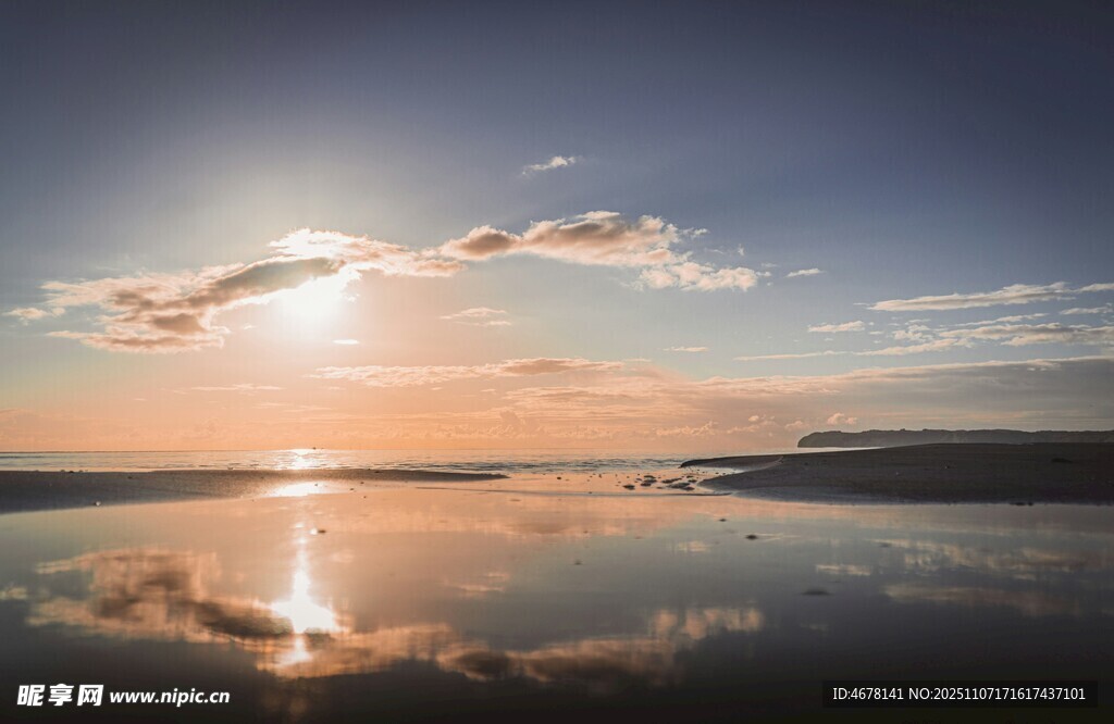 夕陽下平靜湖面美麗景象