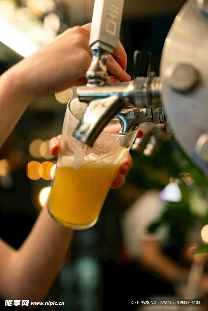 手接鮮釀啤酒瞬間