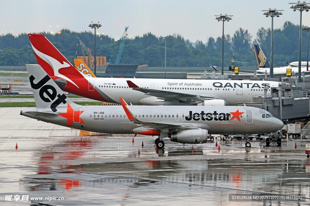 機(jī)場停機(jī)坪上的多彩飛機(jī)