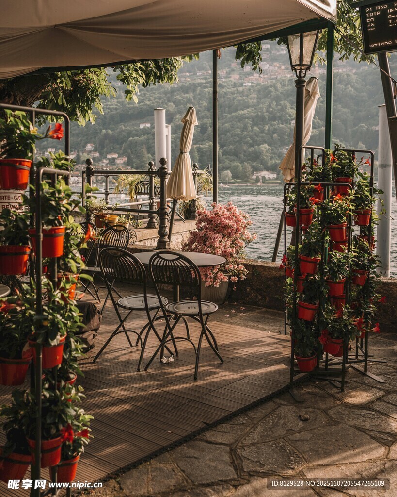 戶外繁花環(huán)繞的休閑角落