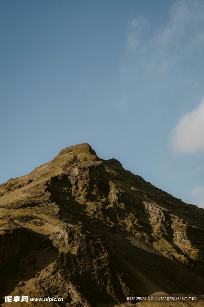 巍峨山峰藍(lán)天白云相伴