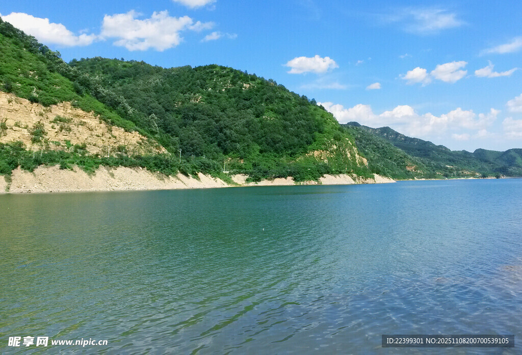 青山綠水間的寧靜湖泊