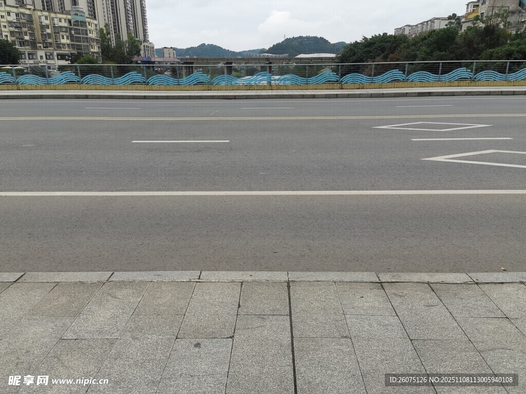 城市空曠道路旁的人行道