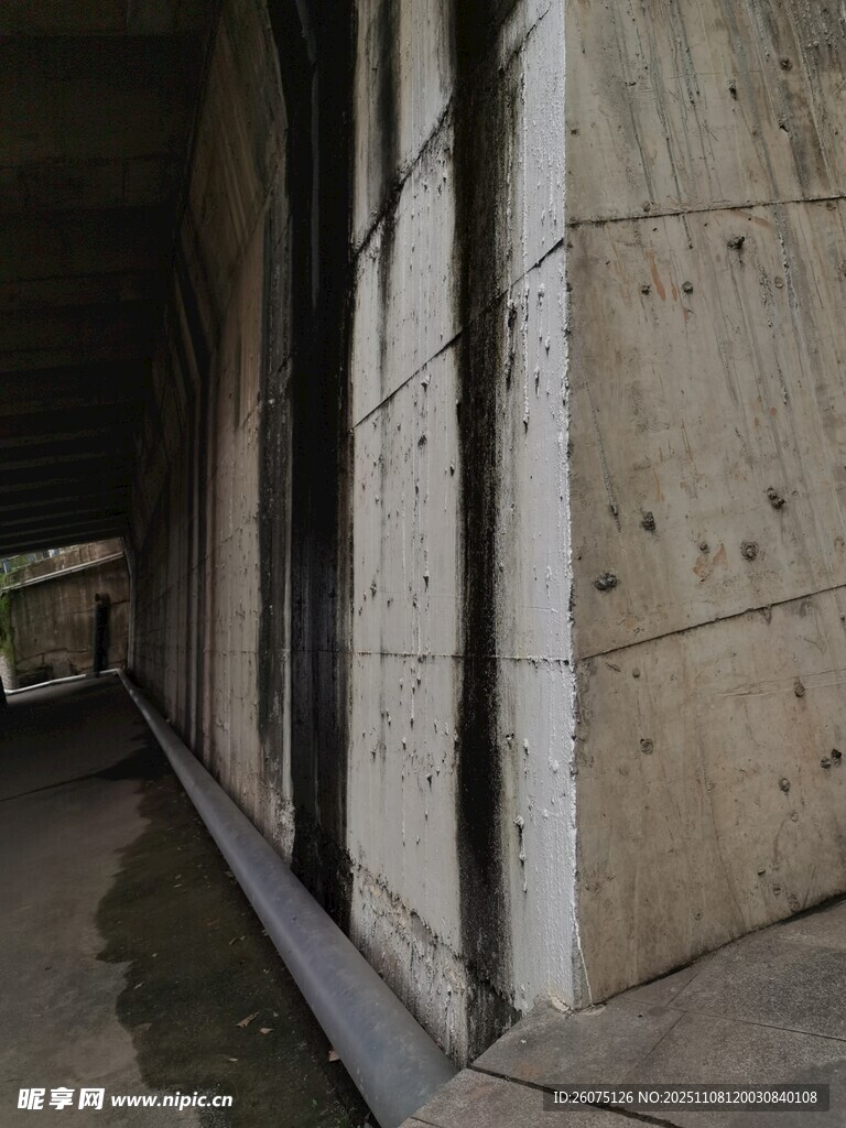 地下通道墻角潮濕痕跡