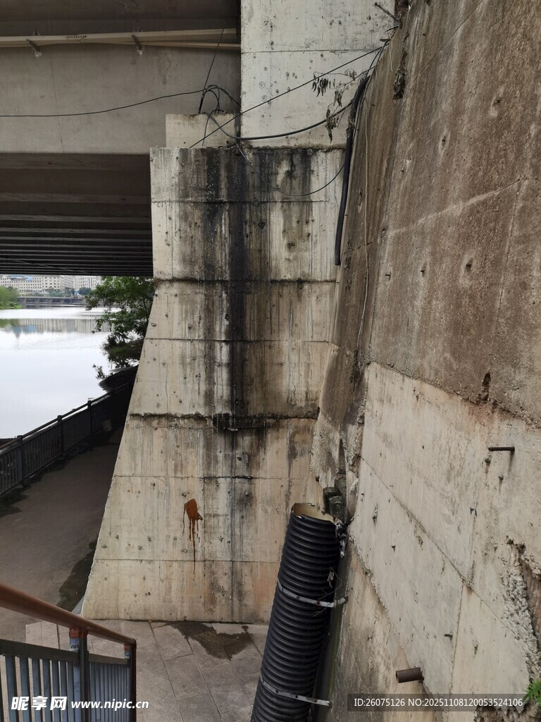 老舊橋梁底部結(jié)構(gòu)景象