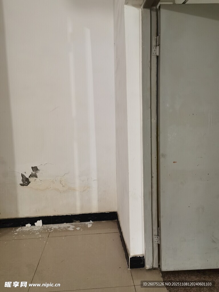 墻角污漬墻面破損場(chǎng)景