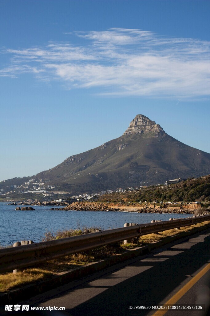 海岸邊的孤峰美景