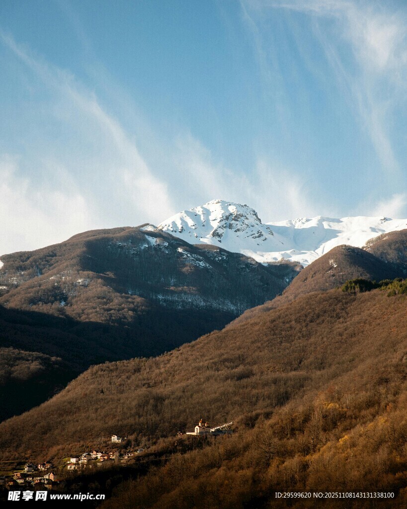 壯麗雪山下的山間景色