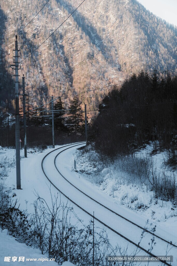 冬日雪覆鐵軌與遠山景色
