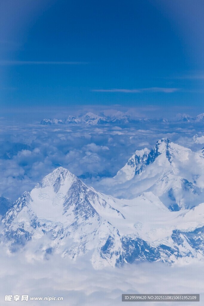 高空俯瞰壯麗雪山景觀