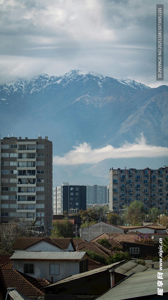 城市遠(yuǎn)景與雪山壯麗景觀
