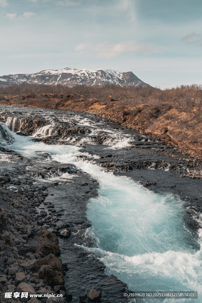冰島壯麗的藍綠色溪流景觀