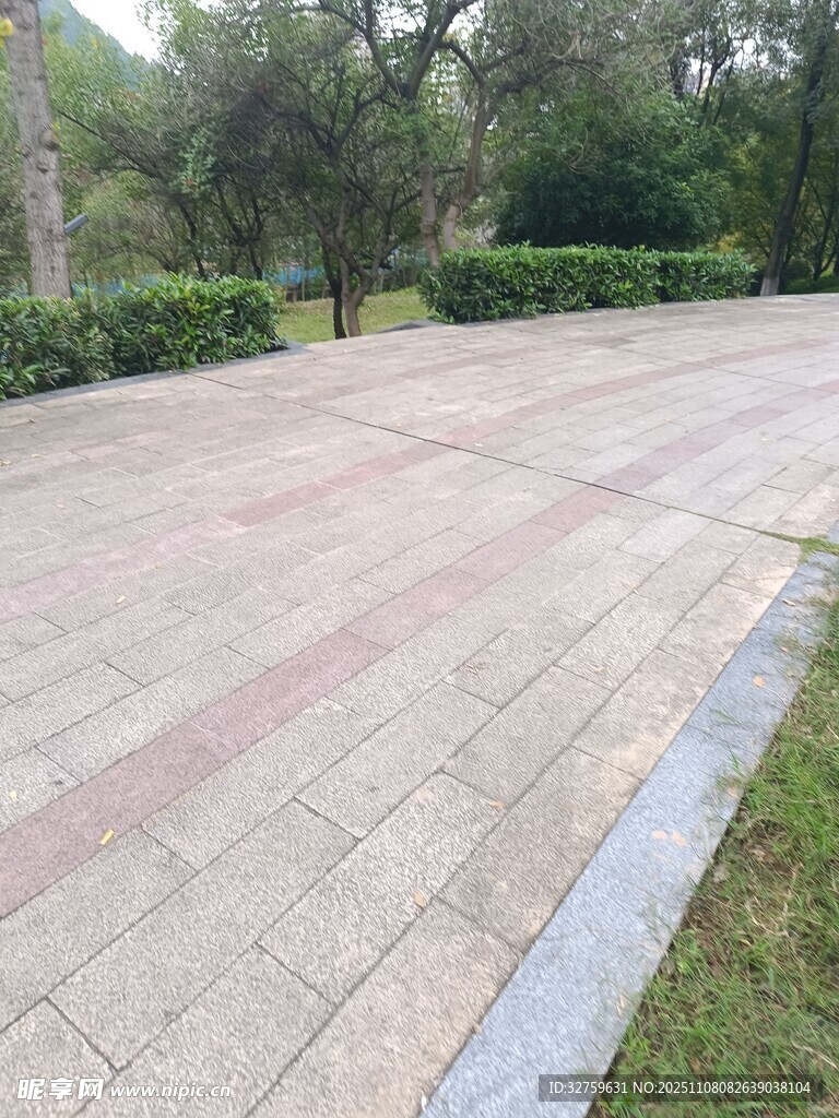 戶(hù)外磚石鋪就的休閑步道