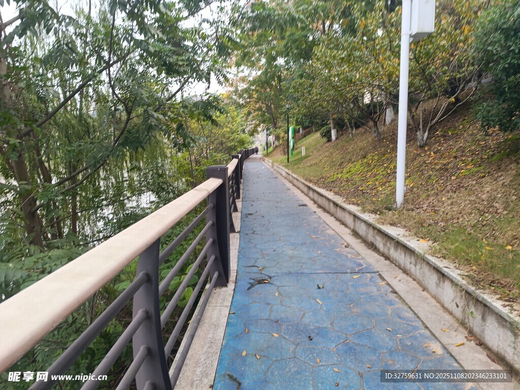 河邊木質(zhì)步道風(fēng)景