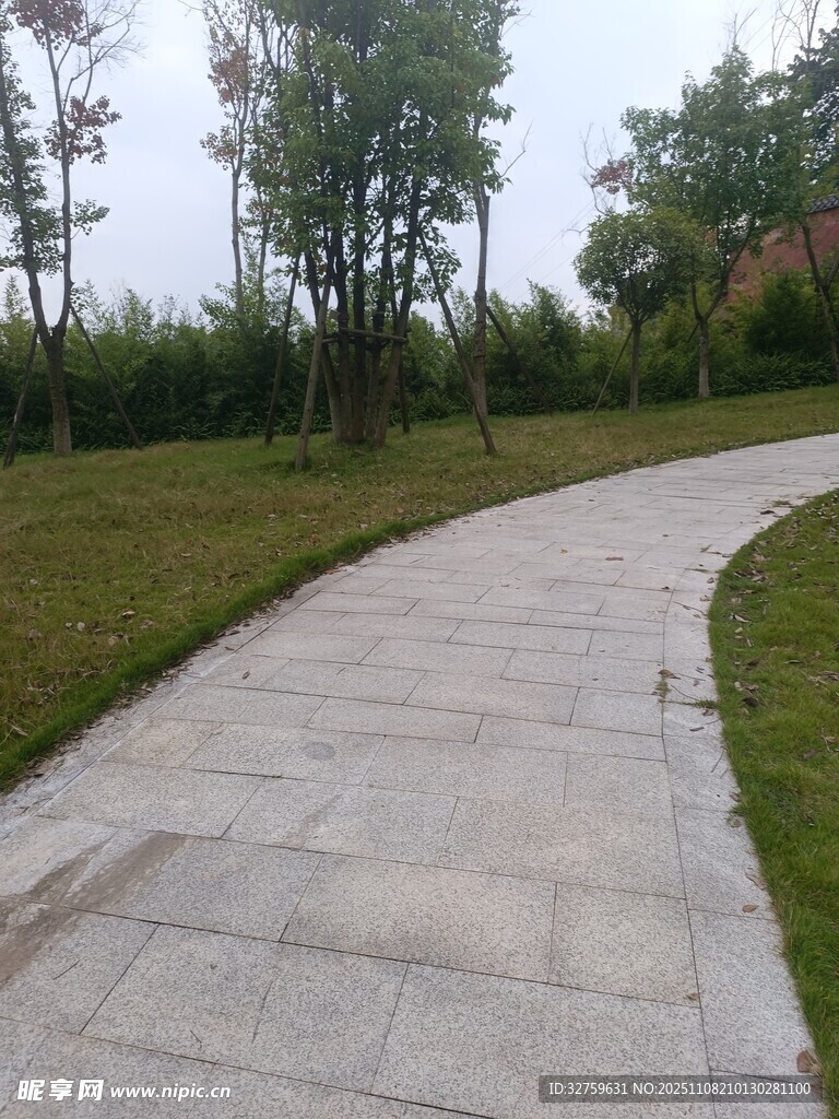 公園中的石板小徑