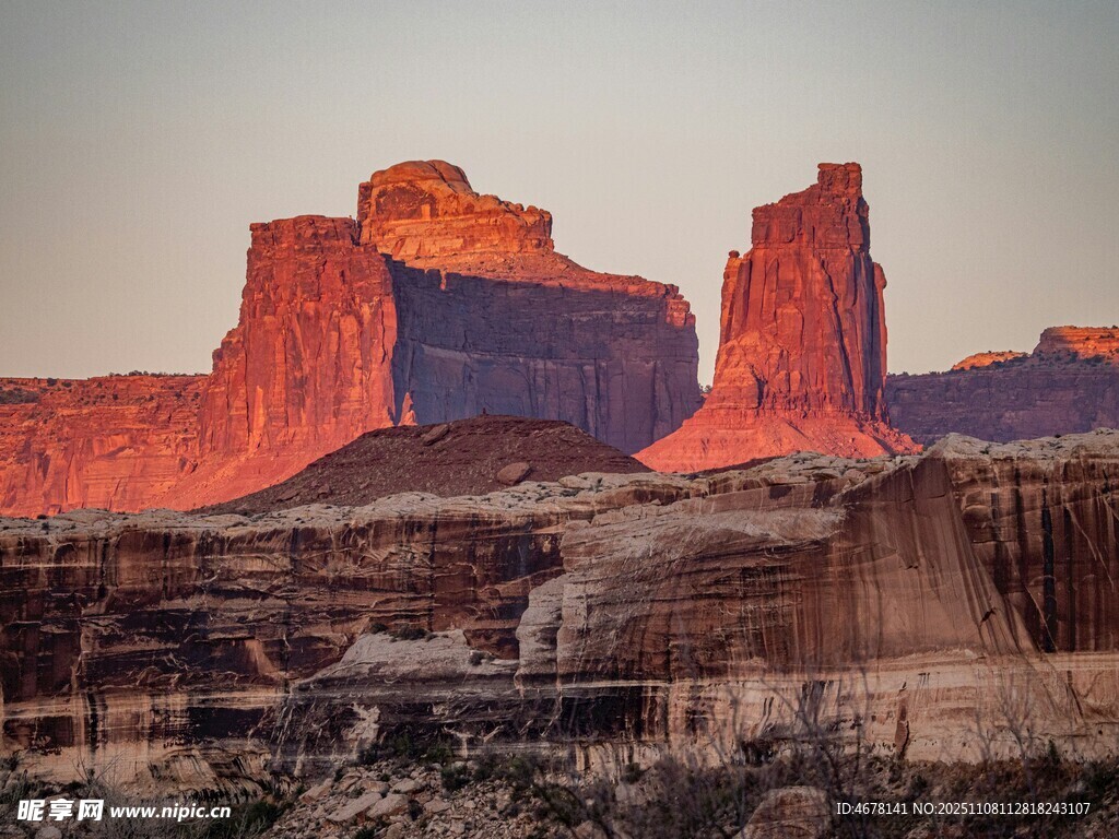 夕陽(yáng)下的壯麗紅巖景觀