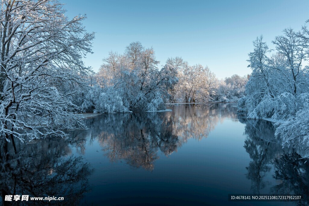 冬日雪覆河岸靜謐美景