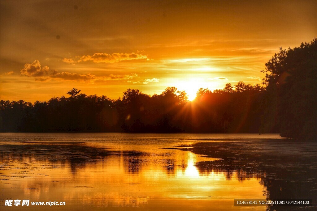 夕陽(yáng)下寧?kù)o湖面的美麗景象