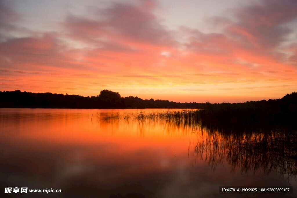 湖畔絢麗晚霞美景