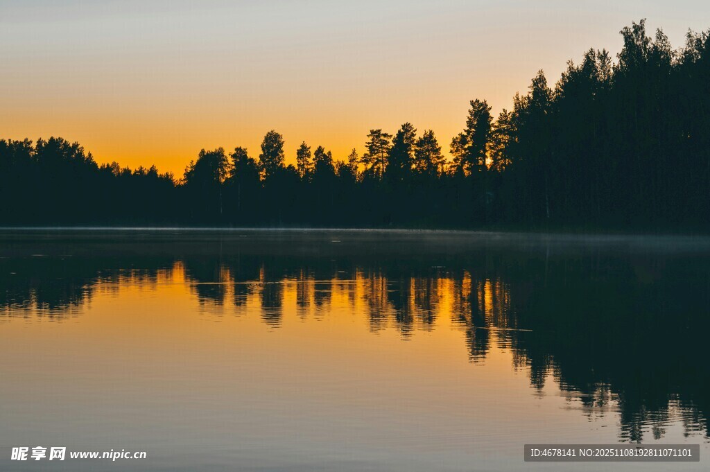 湖畔日落美景靜謐如畫