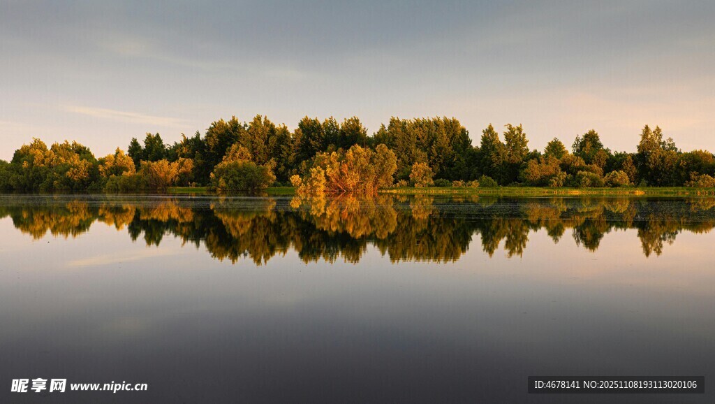 湖畔秋景靜謐湖水映樹林