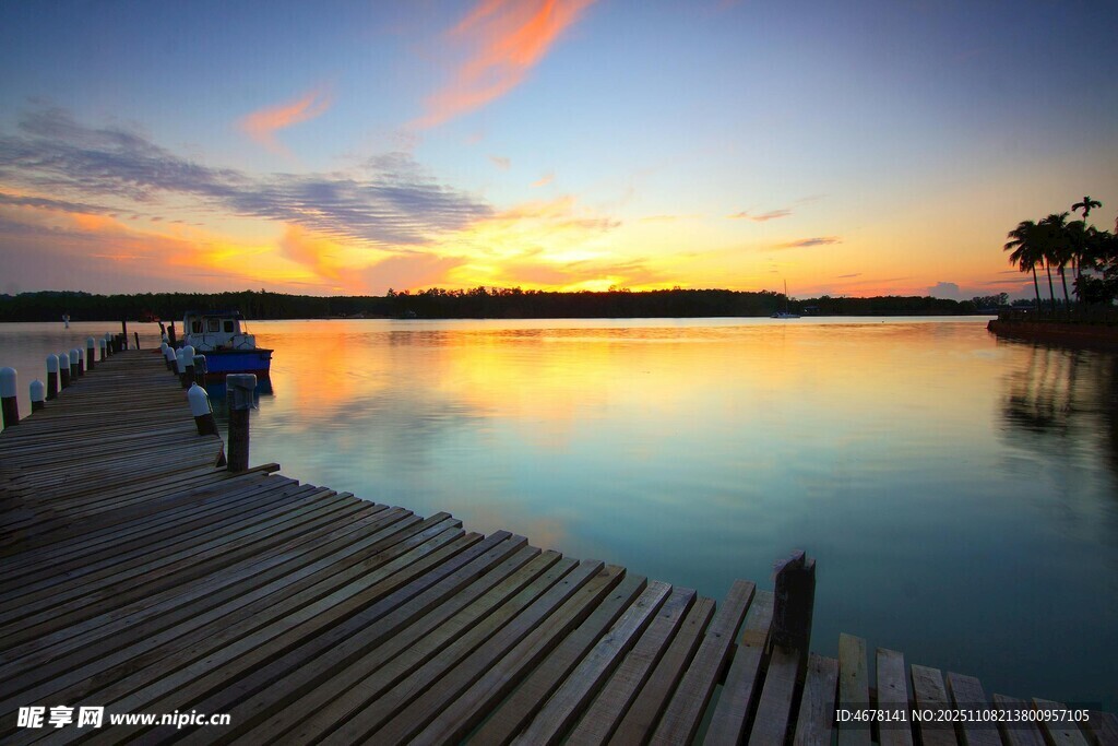 夕陽下的湖畔木質棧橋
