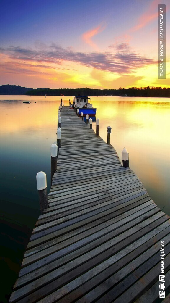 湖畔夕陽(yáng)下的木質(zhì)棧橋