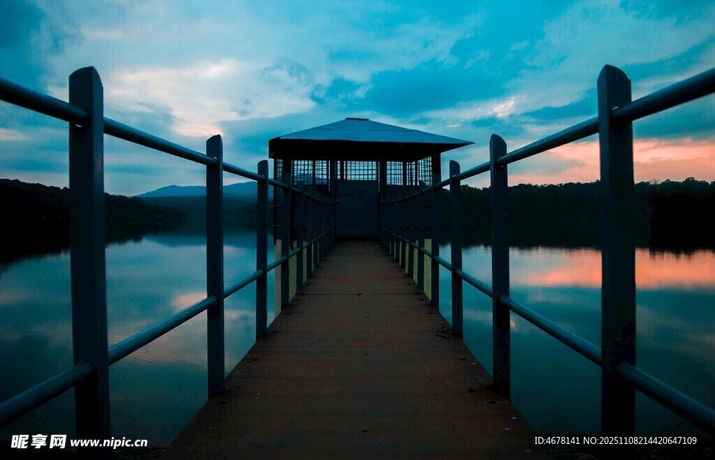 黃昏湖畔木棧道美景