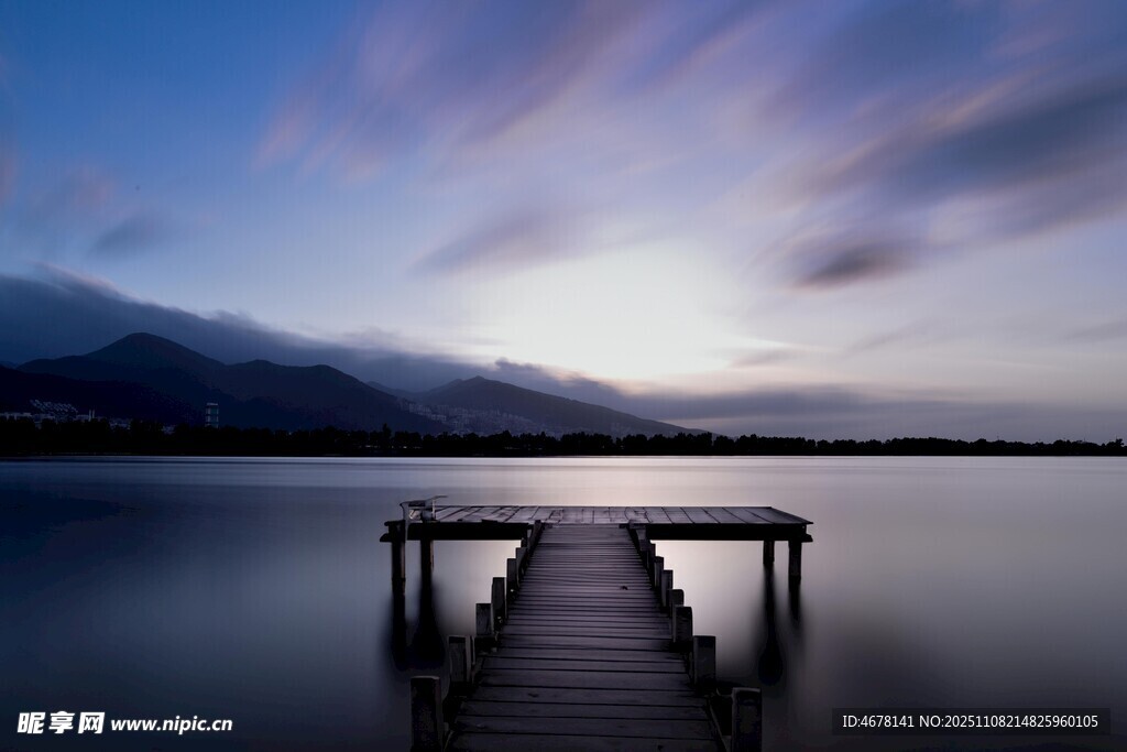 湖畔棧橋靜謐的黃昏景致