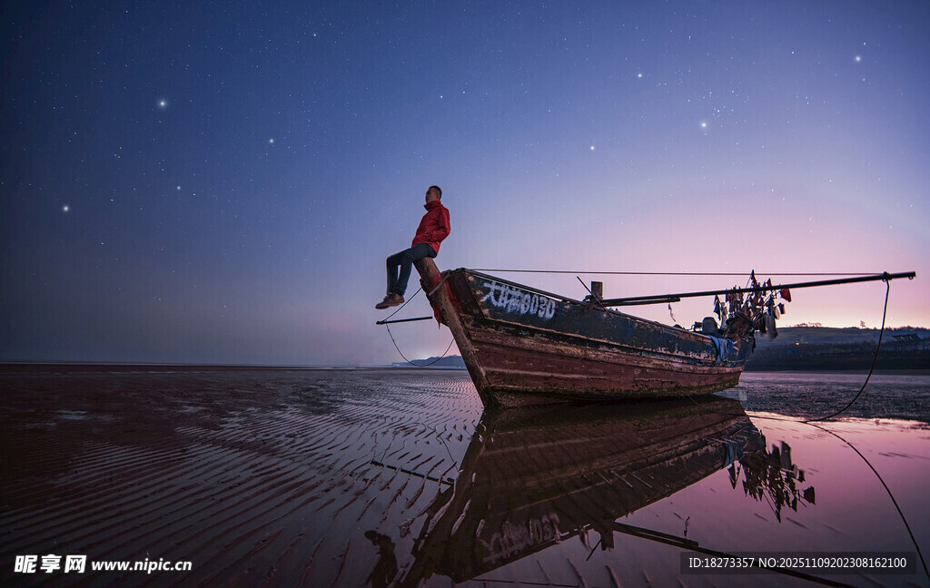 月夜下的靜謐漁船