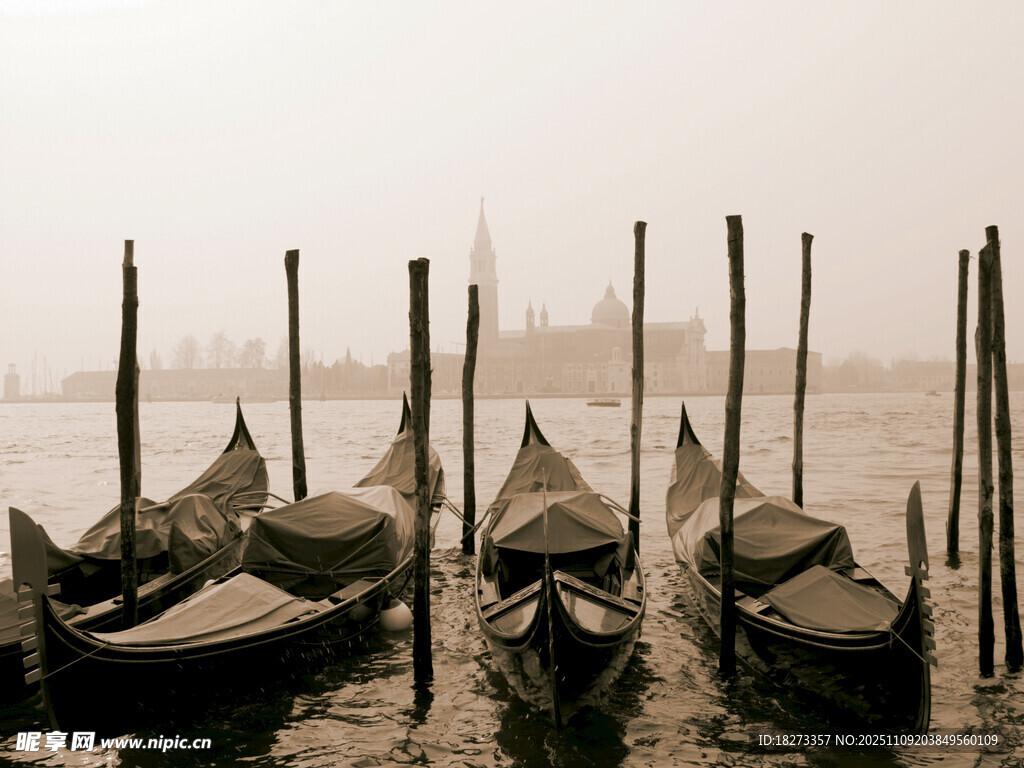 霧中威尼斯的貢多拉停泊處