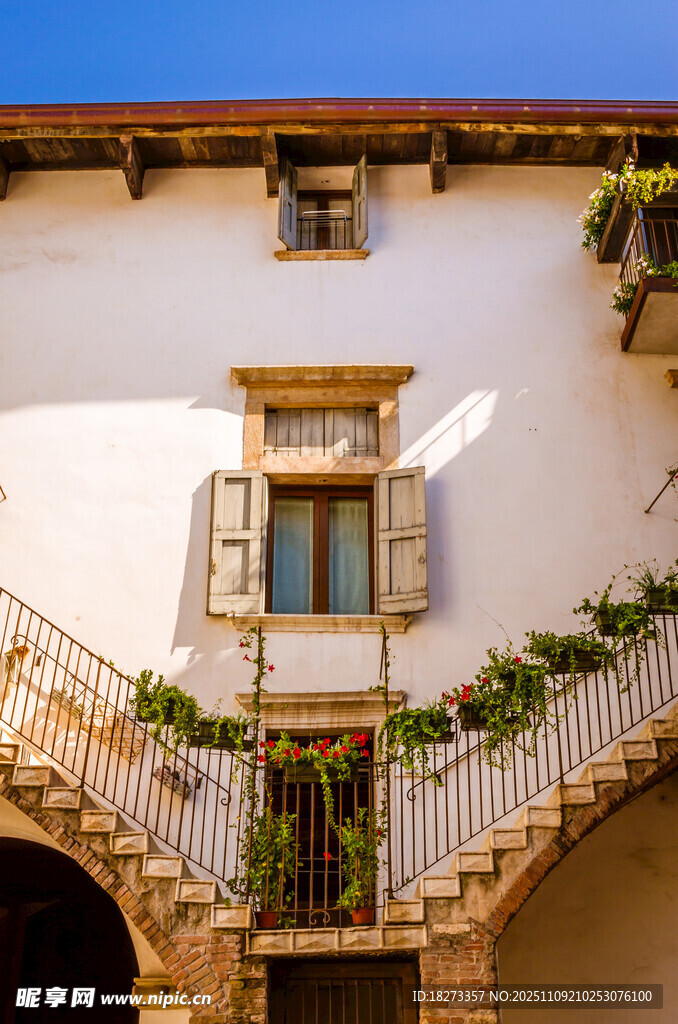 歐式風(fēng)情陽(yáng)臺(tái)建筑景觀