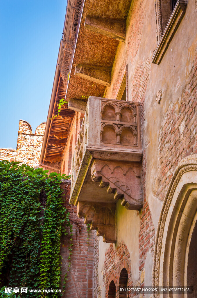 古老建筑的精美陽臺裝飾