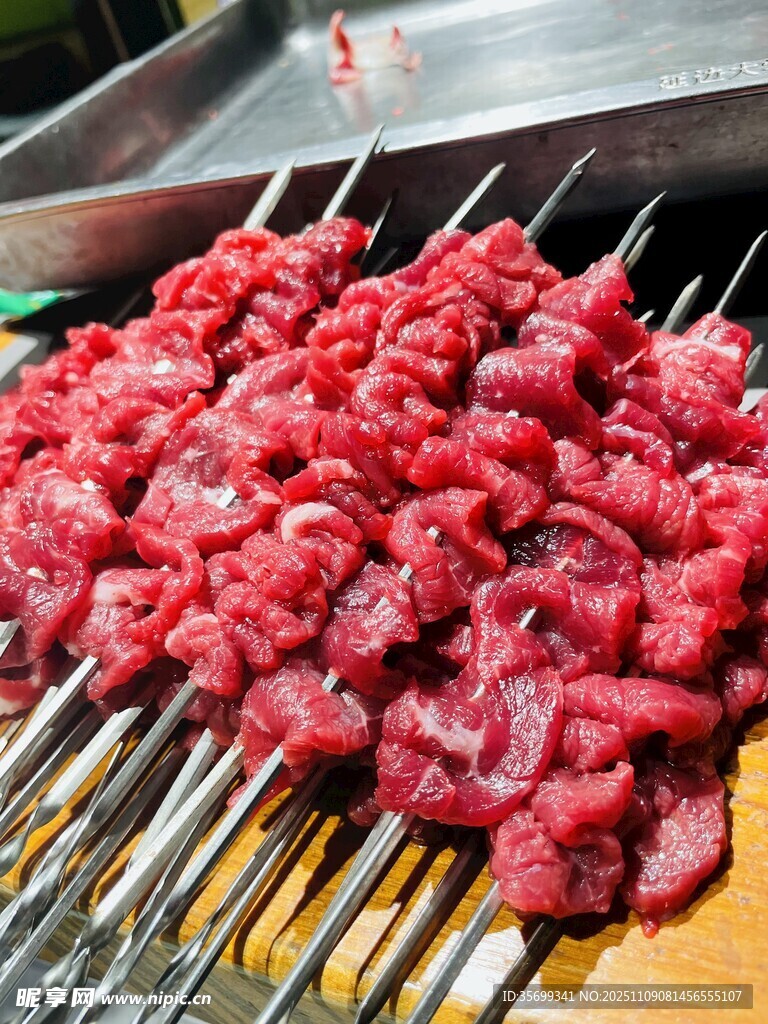 新鮮牛肉串誘人燒烤食材