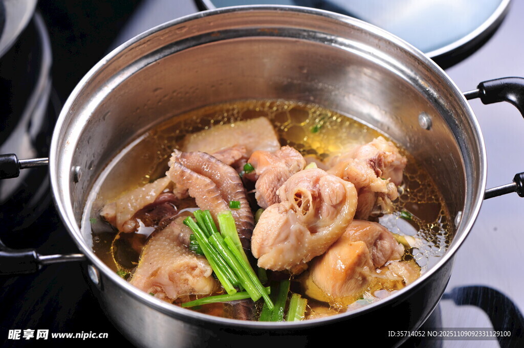 鍋中燉煮的美味雞肉湯